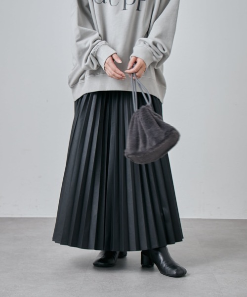 Lui's（ルイス）の「フェイクレザープリーツスカート（スカート・レディース・アイボリー/ダークブラウン/ブラック・36/38）」の3枚目の写真
