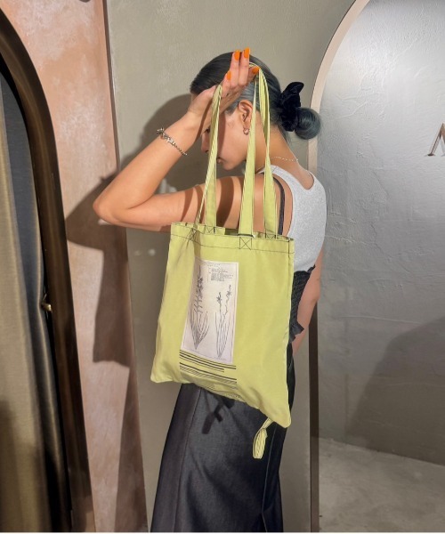 Ameri（アメリ）の「CROP FRAME FLOWER BAG（トートバッグ・レディース・ライム・FREE）」の2枚目の写真