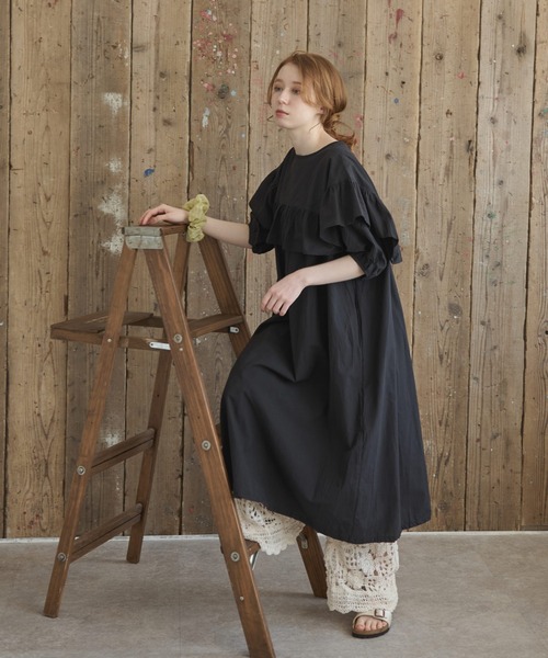 Crisp(クリスプ)の「フロントフリルパフロングワンピース(ワンピース・レディース・ブラック/カーキ・FREE)」の2枚目の写真