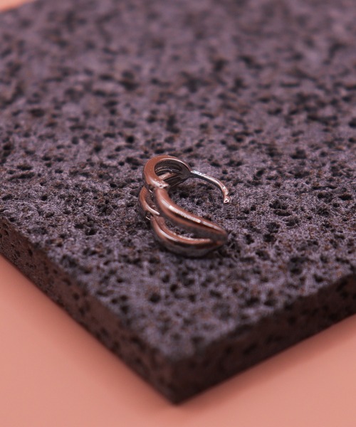 VIBGYOR(ヴィブジョー)の「【IZU】 2ラインデザインフープピアス〈ユニセックス・ゴールド/シルバー〉(ピアス(両耳用)・メンズ・シルバー/ゴールド/ブラック・FREE)」の10枚目の写真
