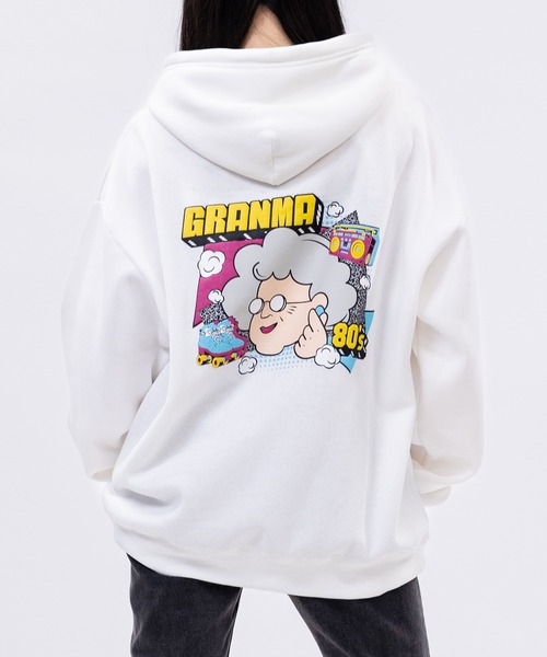 JOHN'S CLOSET(ジョンズクローゼット)の「【a】〔GRANMA/グランマ〕裏起毛 発泡プリント プルオーバーパーカー(パーカー・メンズ・アッシュグレー/ホワイト/ブラック・MEDIUM/LARGE)」の2枚目の写真