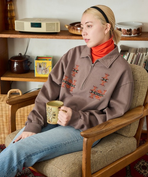 PENDLETON(ペンドルトン)の「PENDLETON/ペンドルトン ピグメントダイ エンブロイダリー ハーフジップ プルオーバー(スウェット・メンズ・チャコールグレー/モカ・MEDIUM/LARGE)」の1枚目の写真