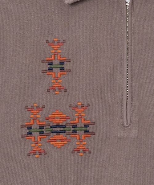 PENDLETON(ペンドルトン)の「PENDLETON/ペンドルトン ピグメントダイ エンブロイダリー ハーフジップ プルオーバー(スウェット・メンズ・チャコールグレー/モカ・MEDIUM/LARGE)」の12枚目の写真