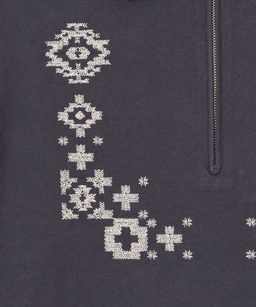 PENDLETON(ペンドルトン)の「PENDLETON/ペンドルトン ピグメントダイ エンブロイダリー ハーフジップ プルオーバー(スウェット・メンズ・チャコールグレー/モカ・MEDIUM/LARGE)」の6枚目の写真