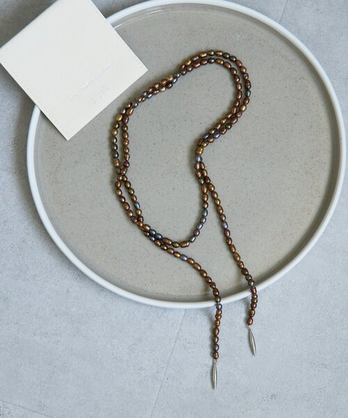 GALLARDAGALANTE（ガリャルダガランテ）の「【25th記念アイテム】【2.718】パールラリエッタネックレス（ネックレス・レディース・ブラウン/ホワイト・FREE）」の2枚目の写真