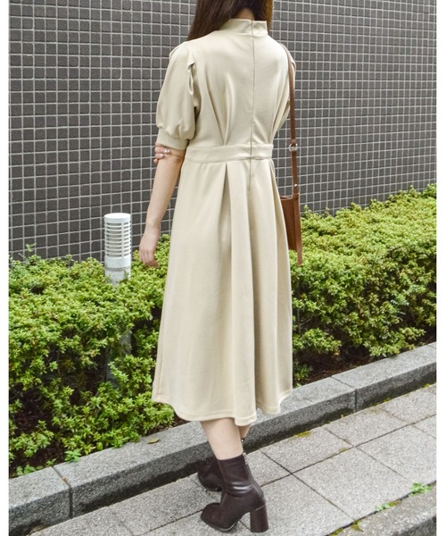 ＆soiree（アンドソワレ）の「【&soiree】ウエストタックパフスリーブワンピース（ワンピース・レディース・ブルー/ネイビー/ベージュ・MEDIUM/SMALL）」の13枚目の写真