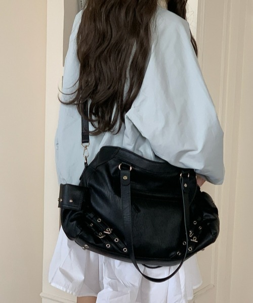 gossip!ロサンゼルス(ゴシップロサンゼルス)の「Y2K大容量レトロバイカーバッグ(2WAY/ショルダー&トート)(ショルダーバッグ・レディース・オフホワイト/ブラック・FREE)」の4枚目の写真