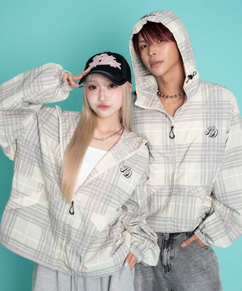 LTR DEPTH（レイターデプス）の「LTR DEPTH/チェックロゴフードブルゾン（ブルゾン・メンズ・ブラック系その他/ピンク系その他・MEDIUM/LARGE）」の2枚目の写真