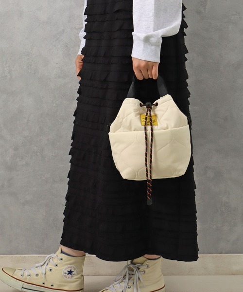 KiU(キウ)の「【KiU and BleuBleuet】KiUパデッドポケッタフルミニバッグ(ショルダーバッグ・レディース・アイボリー/ブラック/その他/その他1/ブルー系/グリーン系/その他2/その他3・FREE)」の2枚目の写真