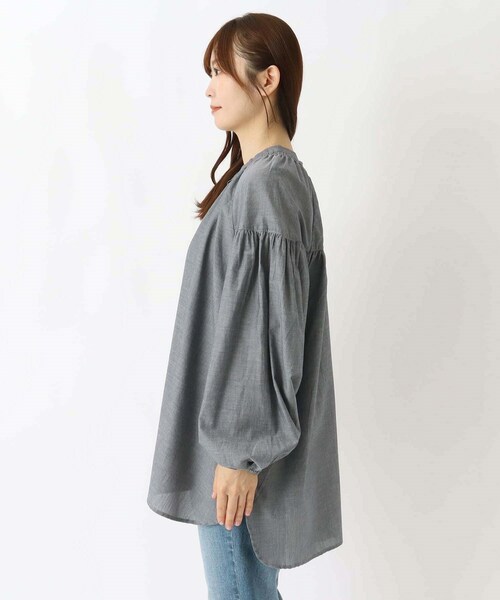 one'sterrace(ワンズテラス)の「衿ぐり シャーリング長袖ブラウス(シャツ/ブラウス・レディース・ブラック系8/ネイビー系5/ブルー系その他7・02)」の5枚目の写真
