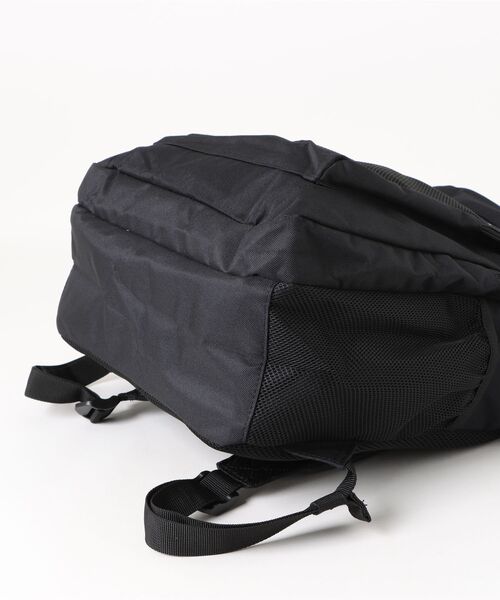 CONVERSE（コンバース）の「【CONVERSE/コンバース】【取り外しポーチ付・30L】スニーカープリント バックパック 大容量リュック PCスリーブ（バックパック/リュック・メンズ・ホワイト/ブラック・FREE）」の4枚目の写真