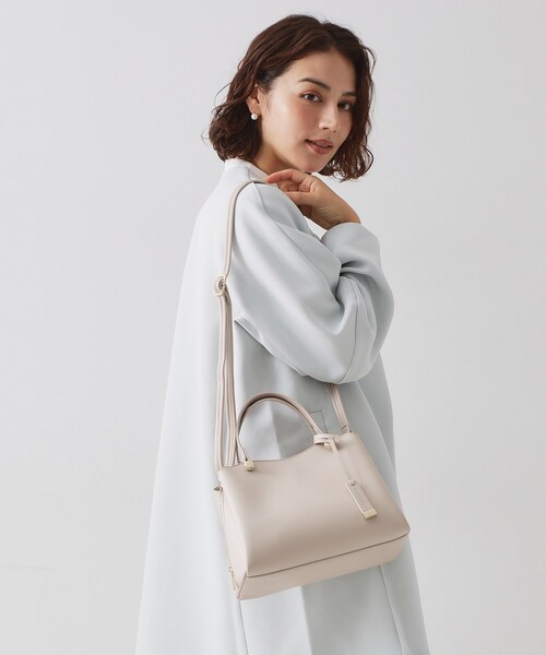 OPAQUE.CLIP（オペークドットクリップ）の「【2WAY】合皮ミドルサイズボストンバッグ（ボストンバッグ・レディース・ナチュラル/ブラック・00）」の2枚目の写真