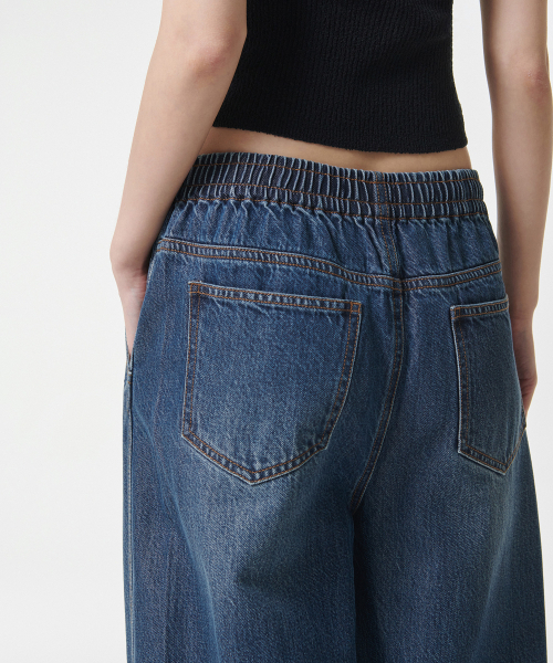 MUSINSA STANDARD WOMAN（ムシンサスタンダードウーマン）の「ウィメンズルーズトラペーズバンディングデニムパンツ[ミディアムインディゴ]（デニムパンツ・レディース・その他・30/24/26/28）」の5枚目の写真