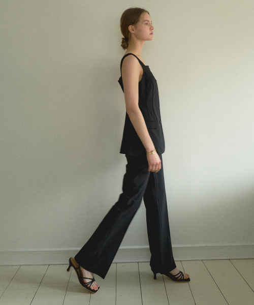 OCTETTE(オテット)の「FLARE LINE STRECH PANTS_BLACK(スラックス・レディース・ブラック・SMALL/MEDIUM)」の3枚目の写真