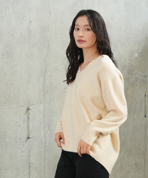 TRUDEA(トルディア)の「ミルドライクVネックニット(ニット/セーター・レディース・パープル/アイボリー/チャコールグレー/ブルー・MEDIUM)」の15枚目の写真