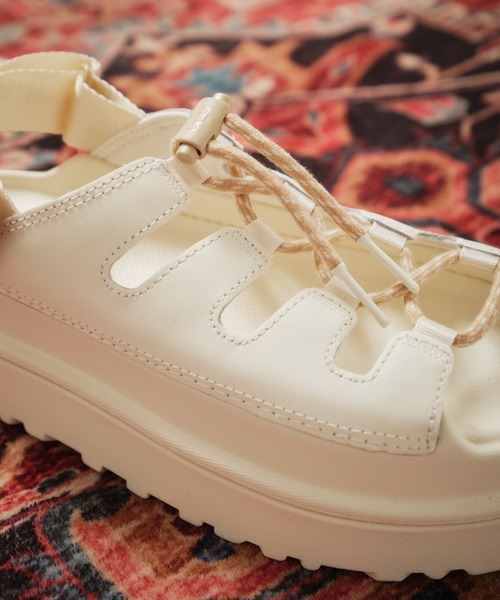 UGG(アグ)の「UGG W GOLDENGLOW TOGGLE / アグ ゴールデングロウ トグル(サンダル・レディース・オフホワイト・25.0cm/24.0cm/23.0cm/22.0cm)」の3枚目の写真