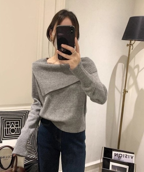 I.O.E(アイオイ)の「オフショルダー ニット プルオーバー(ニット/セーター・レディース・パープル/グレー/ベージュ/ブラック/ブルー・FREE)」の2枚目の写真