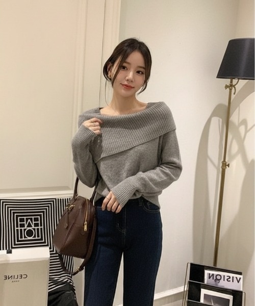I.O.E(アイオイ)の「オフショルダー ニット プルオーバー(ニット/セーター・レディース・パープル/グレー/ベージュ/ブラック/ブルー・FREE)」の15枚目の写真
