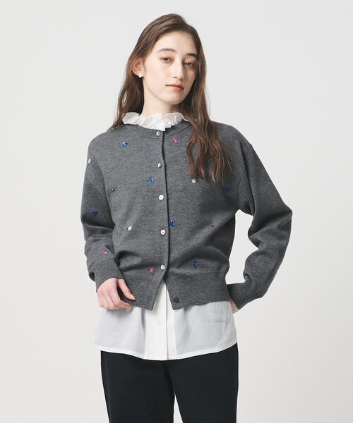 UNITED ARROWS(ユナイテッドアローズ)の「フラワー エンブロイダリー カーディガン(カーディガン/ボレロ・レディース・ネイビー/ライム/ダークグレー/ダークブラウン・FREE)」の2枚目の写真