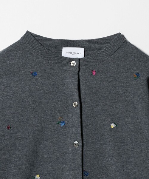 UNITED ARROWS（ユナイテッドアローズ）の「フラワー エンブロイダリー カーディガン（カーディガン/ボレロ・レディース・ライム/ダークブラウン/ネイビー/ダークグレー・FREE）」の9枚目の写真