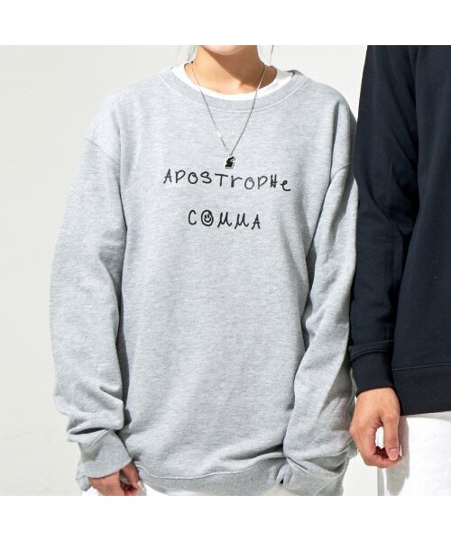 APOSTROPHE COMMA(アポストロフィコンマ)の「フルネームドローイングロゴスウェットシャツ(グレー/ブラック)(スウェット・レディース・その他・L/XL)」の1枚目の写真