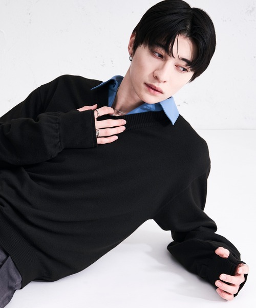 Ellno Loset（エルノロゼット）の「レイヤードライクVネックニット/フィンガーホール付き（ニット/セーター・メンズ・グレー/ブラック・SMALL/MEDIUM/LARGE）」の13枚目の写真