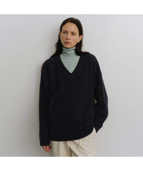URAGO(ユラーゴ)の「Super fine raccoon V-neck knit(ニット/セーター・レディース・セージグリーン/ライトグレー/ネイビー/ブラウン・FREE)」の4枚目の写真