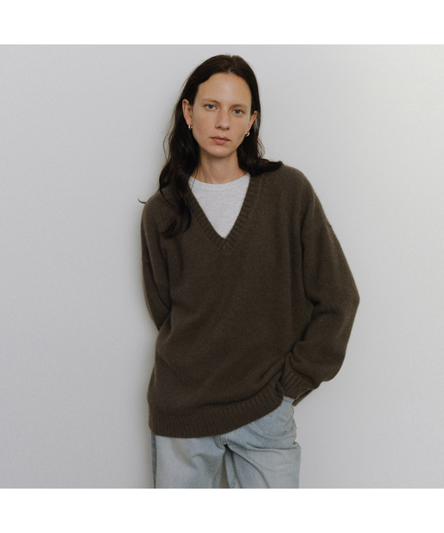 URAGO(ユラーゴ)の「Super fine raccoon V-neck knit(ニット/セーター・レディース・セージグリーン/ライトグレー/ネイビー/ブラウン・FREE)」の1枚目の写真