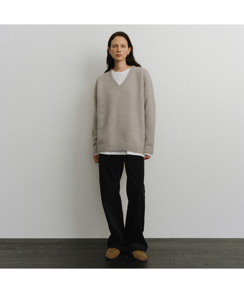 URAGO(ユラーゴ)の「Super fine raccoon V-neck knit(ニット/セーター・レディース・セージグリーン/ライトグレー/ネイビー/ブラウン・FREE)」の2枚目の写真