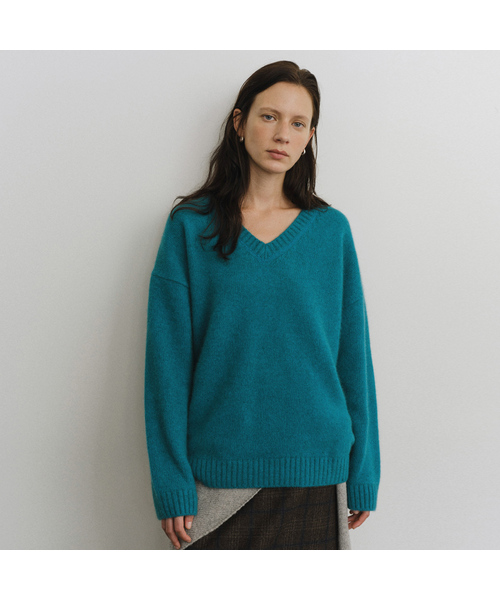 URAGO(ユラーゴ)の「Super fine raccoon V-neck knit(ニット/セーター・レディース・セージグリーン/ライトグレー/ネイビー/ブラウン・FREE)」の3枚目の写真
