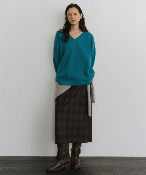 URAGO(ユラーゴ)の「Super fine raccoon V-neck knit(ニット/セーター・レディース・セージグリーン/ライトグレー/ネイビー/ブラウン・FREE)」の5枚目の写真