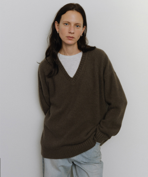 URAGO(ユラーゴ)の「Super fine raccoon V-neck knit(ニット/セーター・レディース・セージグリーン/ライトグレー/ネイビー/ブラウン・FREE)」の6枚目の写真