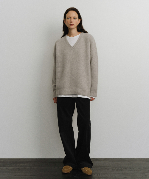 URAGO(ユラーゴ)の「Super fine raccoon V-neck knit(ニット/セーター・レディース・セージグリーン/ライトグレー/ネイビー/ブラウン・FREE)」の7枚目の写真