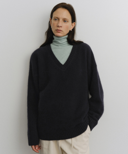 URAGO(ユラーゴ)の「Super fine raccoon V-neck knit(ニット/セーター・レディース・セージグリーン/ライトグレー/ネイビー/ブラウン・FREE)」の8枚目の写真
