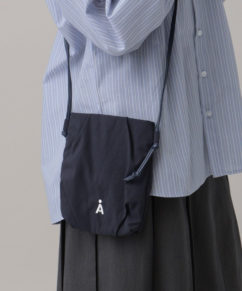 ALAND（エーランド）の「【UNISEX】ALAND／タックミニショルダー（ショルダーバッグ・レディース・ネイビー/ブラック/ライトグレー・ONE SIZE）」の7枚目の写真