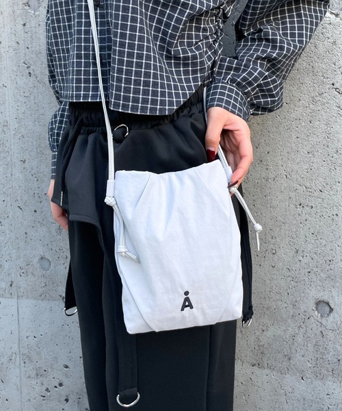 ALAND（エーランド）の「【UNISEX】ALAND／タックミニショルダー（ショルダーバッグ・レディース・ネイビー/ブラック/ライトグレー・ONE SIZE）」の10枚目の写真