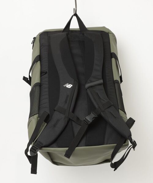 NEW BALANCE(ニューバランス)の「トップローディングバックパック 35L オールPU(バックパック/リュック・メンズ・ベージュ/カーキ・ONE SIZE)」の13枚目の写真