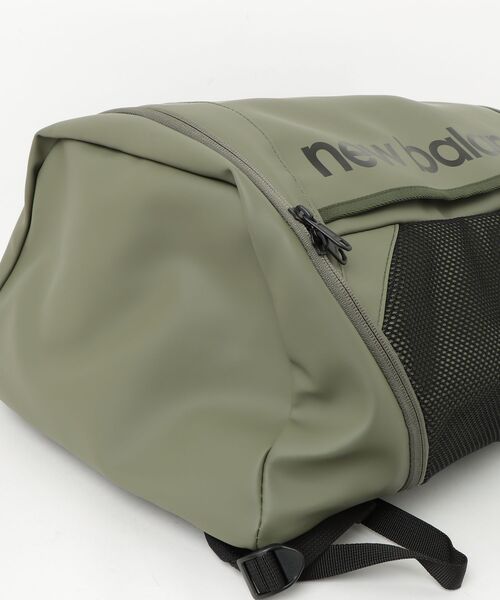 NEW BALANCE(ニューバランス)の「トップローディングバックパック 35L オールPU(バックパック/リュック・メンズ・ベージュ/カーキ・ONE SIZE)」の14枚目の写真