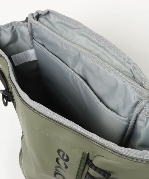 NEW BALANCE(ニューバランス)の「トップローディングバックパック 35L オールPU(バックパック/リュック・メンズ・ベージュ/カーキ・ONE SIZE)」の15枚目の写真