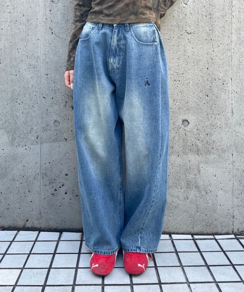 ALAND（エーランド）の「セットアップ着用可能【UNISEX】ALAND／サイドタックデニム（デニムパンツ・レディース・ブラック/ブルー・LARGE/SMALL）」の4枚目の写真