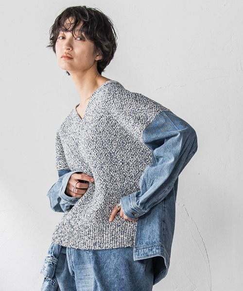 MAYSON GREY（メイソングレイ）の「デニムドッキングVネックニットプルオーバー≪洗濯機で洗える≫（ニット/セーター・レディース・ブルー/オフホワイト・M）」の2枚目の写真