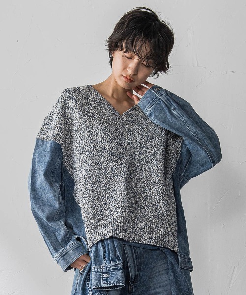 MAYSON GREY（メイソングレイ）の「デニムドッキングVネックニットプルオーバー≪洗濯機で洗える≫（ニット/セーター・レディース・ブルー/オフホワイト・M）」の3枚目の写真