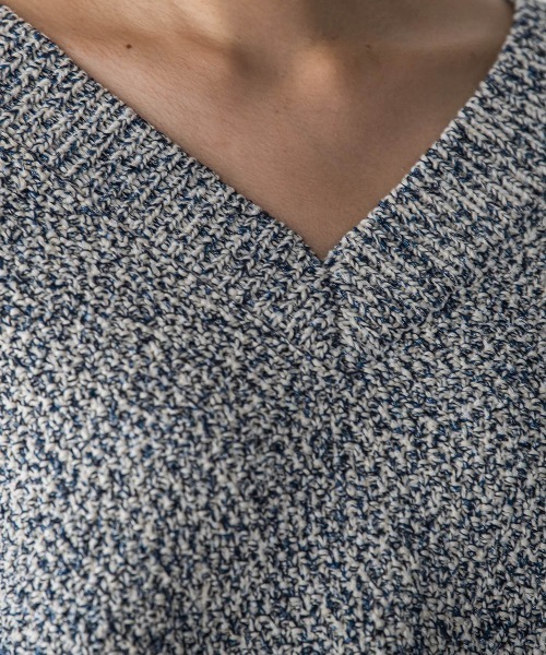 MAYSON GREY（メイソングレイ）の「デニムドッキングVネックニットプルオーバー≪洗濯機で洗える≫（ニット/セーター・レディース・ブルー/オフホワイト・M）」の7枚目の写真