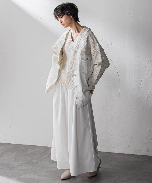 MAYSON GREY（メイソングレイ）の「デニムドッキングVネックニットプルオーバー≪洗濯機で洗える≫（ニット/セーター・レディース・ブルー/オフホワイト・M）」の17枚目の写真