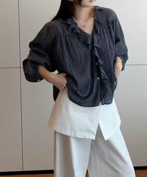 LYEON(リヨン)の「ラッフルフリルチェックブラウス(シャツ/ブラウス・レディース・ブルー/オフホワイト/ネイビー・FREE)」の2枚目の写真