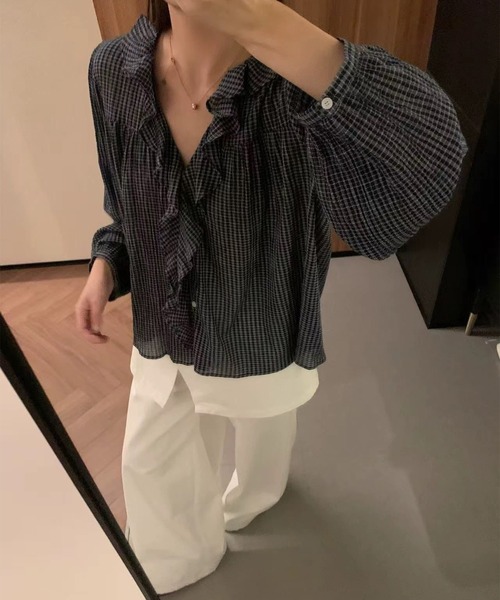LYEON(リヨン)の「ラッフルフリルチェックブラウス(シャツ/ブラウス・レディース・ブルー/オフホワイト/ネイビー・FREE)」の11枚目の写真