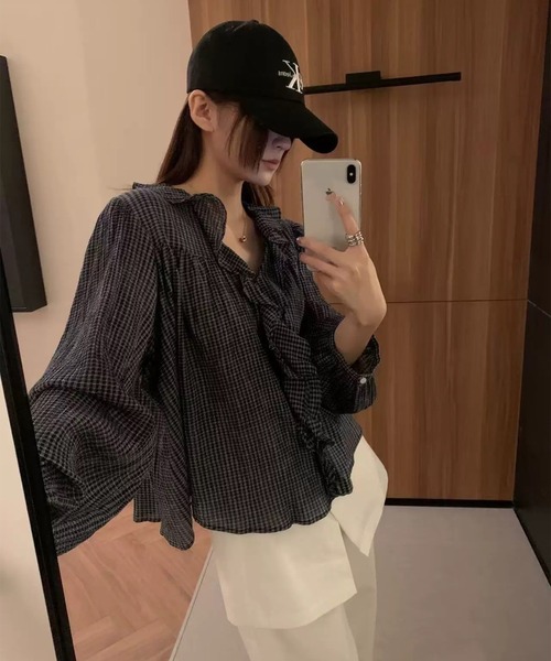 LYEON(リヨン)の「ラッフルフリルチェックブラウス(シャツ/ブラウス・レディース・ブルー/オフホワイト/ネイビー・FREE)」の14枚目の写真