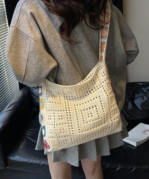 VIBGYOR Women(ヴィブジョー ウィメン)の「【urge select】カラフル かぎ編み サマーニット ショルダーバッグ【A4サイズ収納可能】(ショルダーバッグ・レディース・ブラック/ホワイト/ベージュ・FREE)」の2枚目の写真
