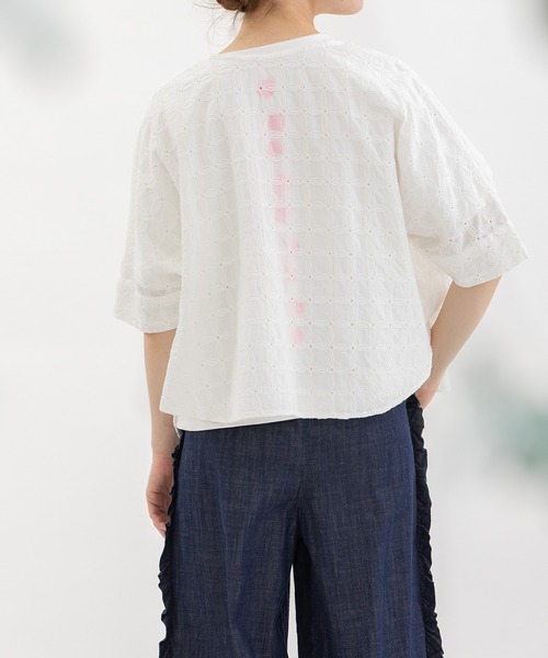 nop de nod(ノップドゥノッド)の「サークルエンブロイダリー5分袖2wayブラウス(シャツ/ブラウス・レディース・オフホワイト/ライトグリーン/ネイビー・3)」の8枚目の写真