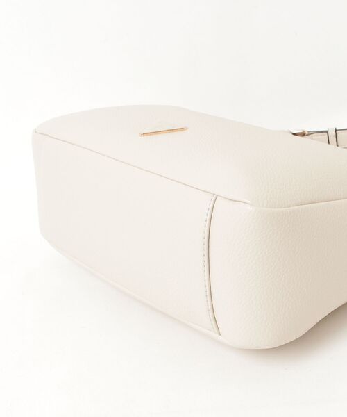 Guess(ゲス)の「WELLS SHOULDER SATCHEL ショルダーバッグ(ショルダーバッグ・レディース・ブラック/キャメル/ストーン・ONE SIZE)」の15枚目の写真